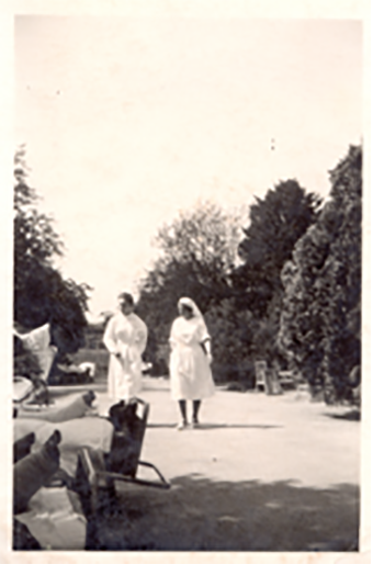 Im Garten des Hilfsspitals um 1945