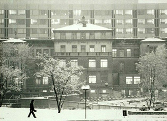 Blick vom Spitalgarten auf den Merian-Bau (im Hintergrund das im Bau befindliche Klinikum II), die beleuchteten Fenster markieren die Räumlichkeiten der damaligen nuklearmedizinischen Abteilung.